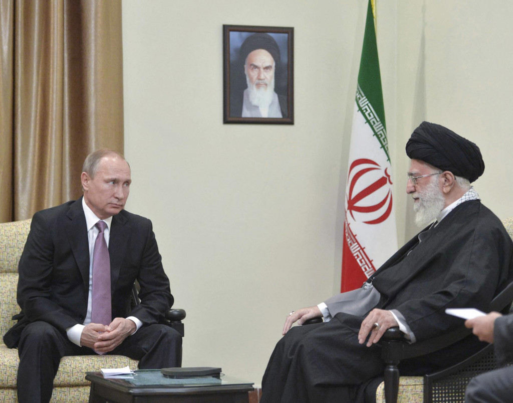 Rusk&yacute; prezident Vladimir Putin sa v roku 2015 stretol v Teher&aacute;ne s najvy&scaron;&scaron;&iacute;m vodcom Ir&aacute;nu ajatoll&aacute;hom Al&iacute;m Chamene&iacute;m. FOTO: Reuters