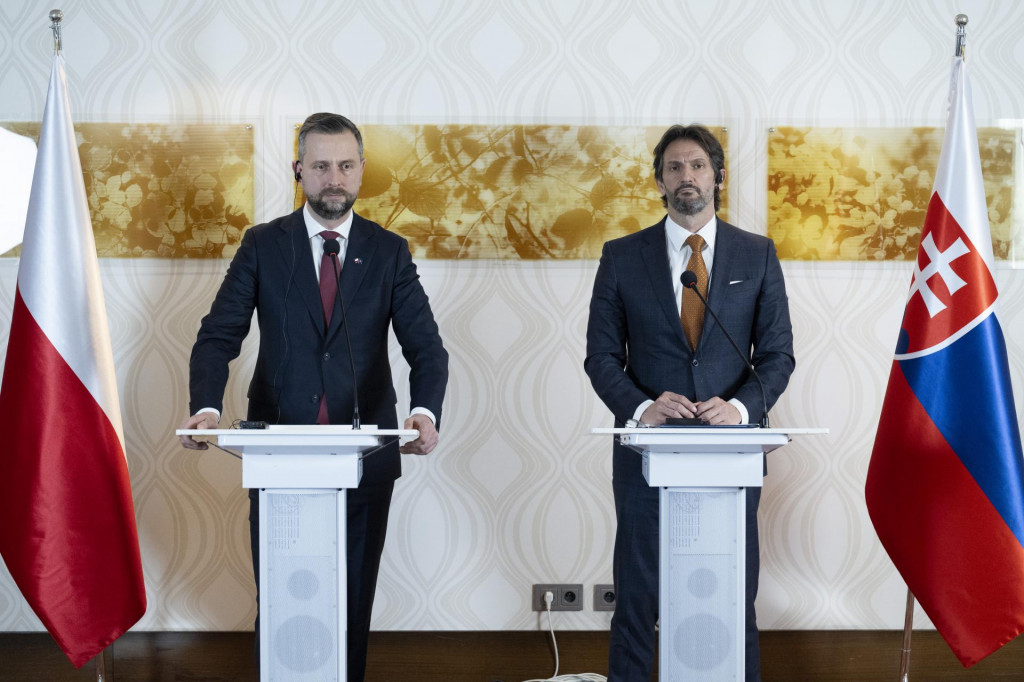 Na sn&iacute;mke podpredseda vl&aacute;dy SR a minister obrany Robert Kaliň&aacute;k (vpravo) a podpredseda vl&aacute;dy Poľska a minister obrany Wladyslaw Kosiniak-Kamysz. FOTO: TASR/Maro&scaron; Herc