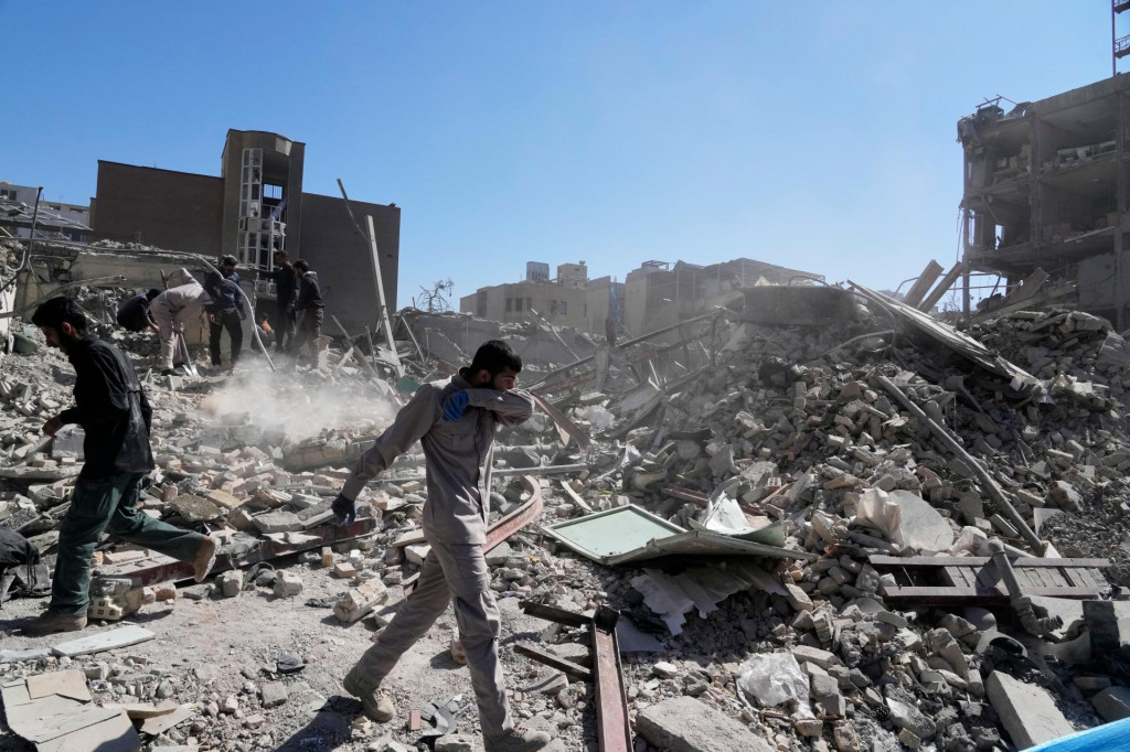 Americk&eacute; a izraelsk&eacute; sily &uacute;točili aj dnes na ir&aacute;nske ciele. FOTO: Reuters