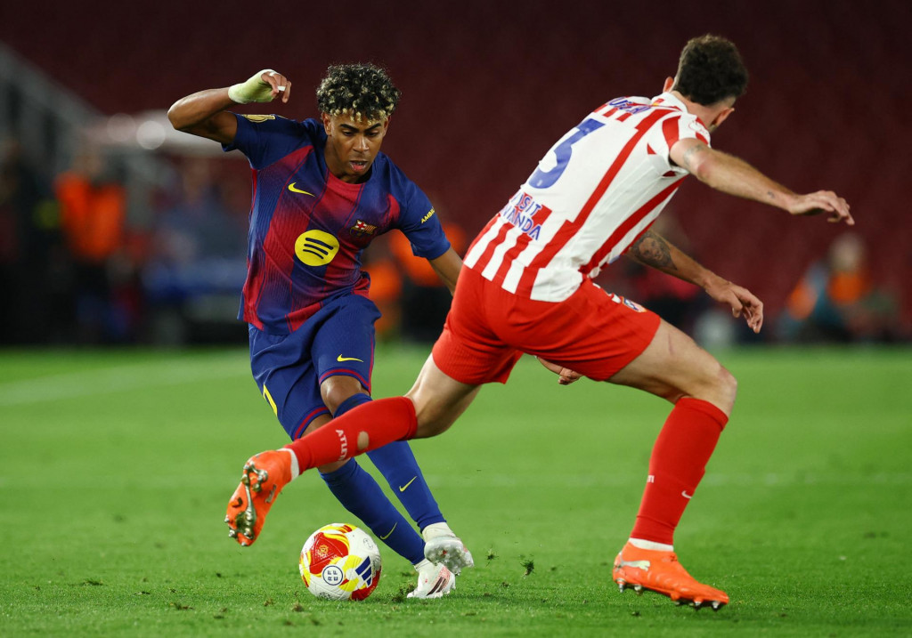 Lamine Yamal z FC Barcelona v akcii s Matteom Ruggerim z Atl&eacute;tica Madrid. FOTO: REUTERS