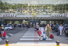 Cestuj&uacute;ci vstupuj&uacute; na Letisko M. R. &Scaron;tef&aacute;nika. FOTO: TASR/Jaroslav Nov&aacute;k