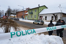 Policajti hliadkuj&uacute; na ceste po &uacute;toku nožom na gymn&aacute;ziu (oranžov&aacute; farba) v meste Spi&scaron;sk&aacute; Star&aacute; Ves (okres Kežmarok) vo &scaron;tvrtok 16. janu&aacute;ra 2025. FOTO: TASR/Adri&aacute;na Hudecov&aacute;