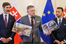 Zľava minister zahraničn&yacute;ch vec&iacute; a eur&oacute;pskych z&aacute;ležitost&iacute; Juraj Blan&aacute;r, predseda vl&aacute;dy Robert Fico a minister vn&uacute;tra Mat&uacute;&scaron; &Scaron;utaj E&scaron;tok po 130. rokovan&iacute; vl&aacute;dy. FOTO: TASR/Jaroslav Nov&aacute;k
