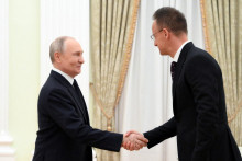 Rusk&yacute; prezident Vladimir Putin sa v Moskve stretol s maďarsk&yacute;m ministrom zahraničn&yacute;ch vec&iacute; P&eacute;terom Szijj&aacute;rt&oacute;om. FOTO: Reuters