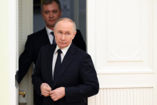 Rusk&yacute; prezident Vladimir Putin (vpredu) prich&aacute;dza na stretnutie s maďarsk&yacute;m ministrom zahraničn&yacute;ch P&eacute;terom Szijj&aacute;rt&oacute;m v Kremli v Moskve. FOTO: TASR/AP