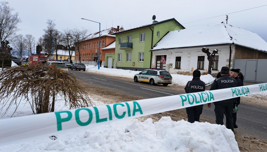 Policajti hliadkuj&uacute; na ceste po &uacute;toku nožom na gymn&aacute;ziu (oranžov&aacute; farba) v meste Spi&scaron;sk&aacute; Star&aacute; Ves (okres Kežmarok) vo &scaron;tvrtok 16. janu&aacute;ra 2025. FOTO: TASR/Adri&aacute;na Hudecov&aacute;