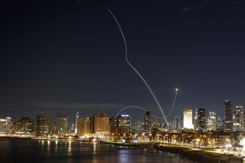 Izrael sa pok&uacute;&scaron;a o zachytenie raketov&eacute;ho &uacute;toku z Ir&aacute;nu v Tel Avive, ktor&yacute; nasleduje po izraelsk&yacute;ch a americk&yacute;ch &uacute;tokoch na Ir&aacute;n. FOTO: Reuters