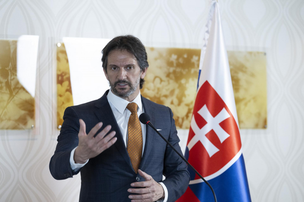 Podpredseda vl&aacute;dy a minister obrany Robert Kaliň&aacute;k. FOTO: TASR/Maro&scaron; Herc