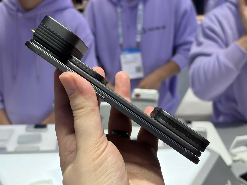 Značka Tecno na veľtrhu v Barcelone predviedla koncept modul&aacute;rneho smartf&oacute;nu v tej asi najpokročilej&scaron;ej forme, ak&uacute; sme kedy videli. Ide s&iacute;ce len o prototyp, ale pon&uacute;ka &scaron;irok&eacute; možnosti, ako si zostaviť smartf&oacute;n presne podľa vlastn&yacute;ch prian&iacute;. FOTO: Ondřej Martinů, Mobil.iDNES.cz
