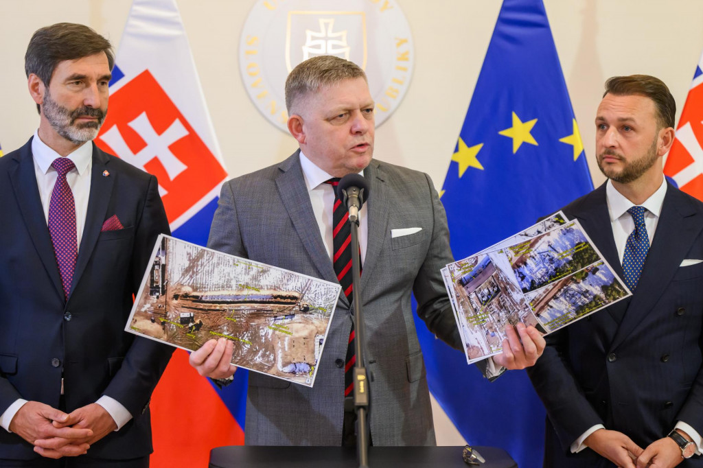 Zľava minister zahraničn&yacute;ch vec&iacute; a eur&oacute;pskych z&aacute;ležitost&iacute; Juraj Blan&aacute;r, predseda vl&aacute;dy Robert Fico a minister vn&uacute;tra Mat&uacute;&scaron; &Scaron;utaj E&scaron;tok po 130. rokovan&iacute; vl&aacute;dy. FOTO: TASR/Jaroslav Nov&aacute;k