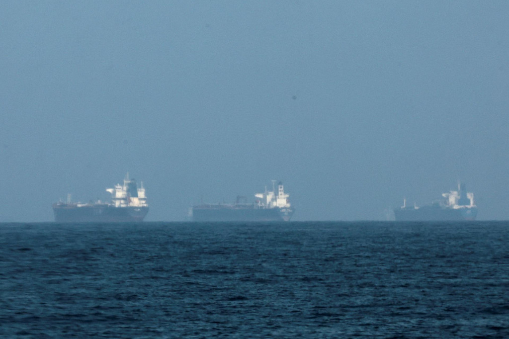 Tankery pri pobrež&iacute; Fudžajry. FOTO: Reuters
