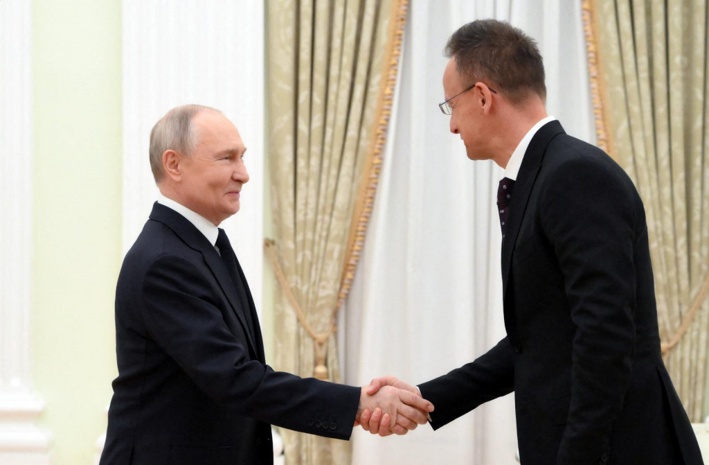 Rusk&yacute; prezident Vladimir Putin sa v Moskve stretol s maďarsk&yacute;m ministrom zahraničn&yacute;ch vec&iacute; P&eacute;terom Szijj&aacute;rt&oacute;om. FOTO: Reuters