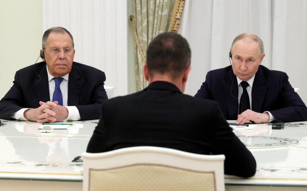 Rusk&yacute; prezident Vladimir Putin a minister zahraničn&yacute;ch vec&iacute; Sergej Lavrov sa v Moskve stretli s maďarsk&yacute;m ministrom zahraničn&yacute;ch vec&iacute; Petrom Szijj&aacute;rt&oacute;om.  FOTO: Reuters