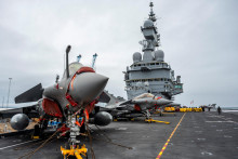 Franc&uacute;zsky prezident Emmanuel Macron nariadil presun lietadlovej lode Charles de Gaulle so st&iacute;hačkami Rafale do Stredozemn&eacute;ho mora. FOTO: REUTERS