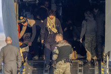 Z&aacute;ber z prist&aacute;tia utorkov&eacute;ho repatriačn&eacute;ho letu v Bratislave. FOTO: TASR/Martin Baumann