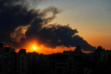 Dym st&uacute;pa po leteckom &uacute;toku izraelskej a americkej arm&aacute;dy v ir&aacute;nskej metropole Teher&aacute;n. FOTO: TASR/AP