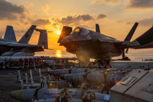 St&iacute;hačky na palube USS Abraham Lincoln. FOTO: Reuters