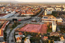 Vežiak m&aacute; vyr&aacute;sť na tomto pozemku. FOTO: UNITED Real Estate