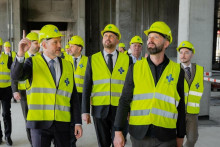 Prezident Peter Pellegrini a minister Kamil &Scaron;a&scaron;ko počas kontroln&eacute;ho dňa v novej Univerzitnej nemocnici sv. Martina. FOTO: Facebook &ndash; Kamil &Scaron;a&scaron;ko