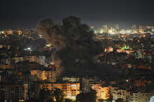 Dym st&uacute;pa z miesta izraelsk&yacute;ch &uacute;tokov v &scaron;tvrti Dah&iacute;ja, na južnom predmest&iacute; Bejr&uacute;tu. FOTO: TASR/AP