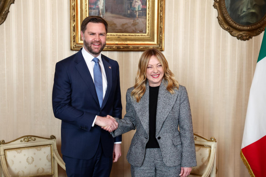 Talianska premi&eacute;rka Giorgia Meloniov&aacute; (vpravo) a americk&yacute; viceprezident J.D. Vance. FOTO: TASR/AP
