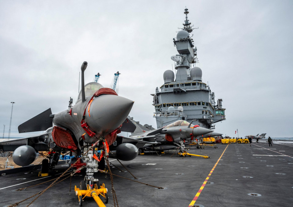 Franc&uacute;zsky prezident Emmanuel Macron nariadil presun lietadlovej lode Charles de Gaulle so st&iacute;hačkami Rafale do Stredozemn&eacute;ho mora. FOTO: REUTERS