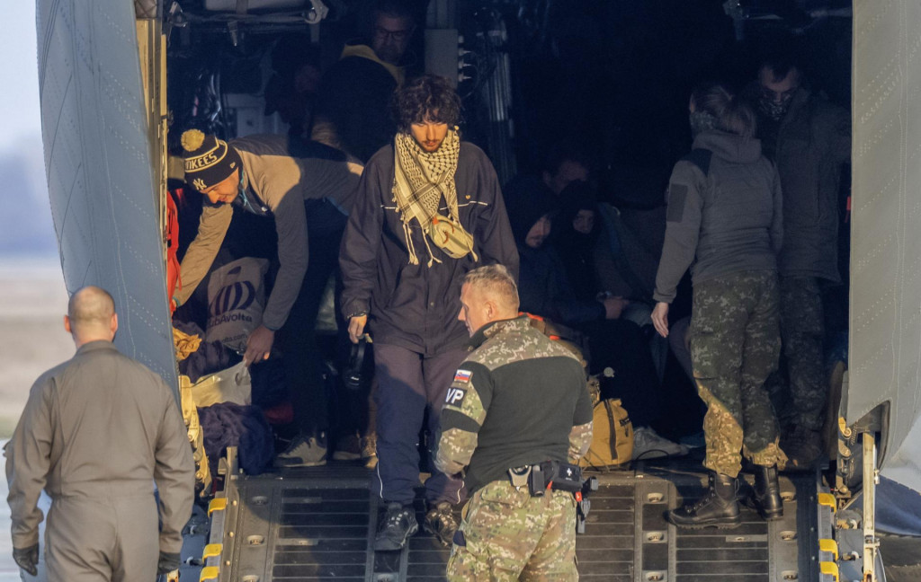 Z&aacute;ber z prist&aacute;tia utorkov&eacute;ho repatriačn&eacute;ho letu v Bratislave. FOTO: TASR/Martin Baumann
