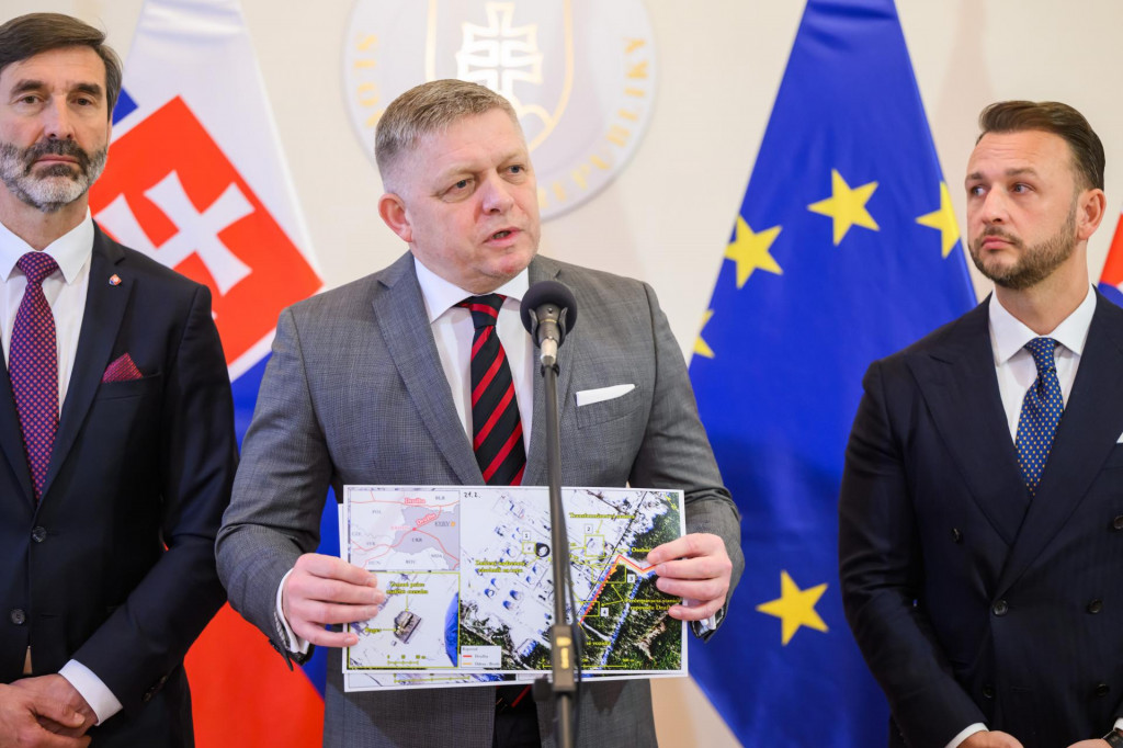 Predseda vl&aacute;dy Robert Fico drž&iacute; satelitn&yacute; sn&iacute;mok ropovodu Družba. FOTO: TASR/Jaroslav Nov&aacute;k