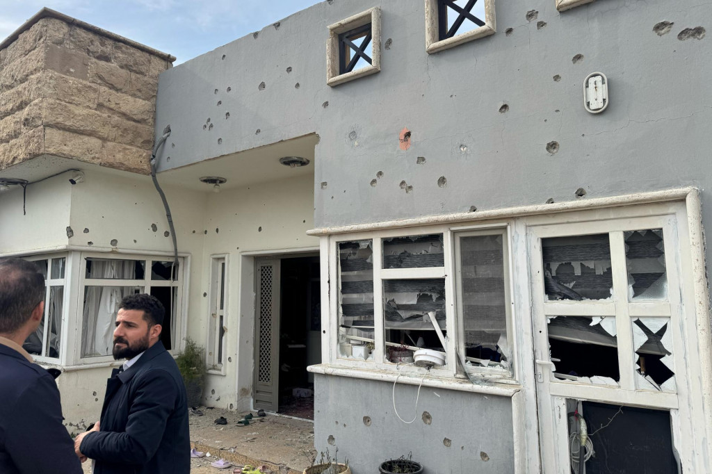 Irack&iacute; Kurdi sk&uacute;maj&uacute; svoje zničen&eacute; domy po dronovom &uacute;toku Ir&aacute;nu v irackom meste Arb&iacute;l. FOTO: TASR/AP