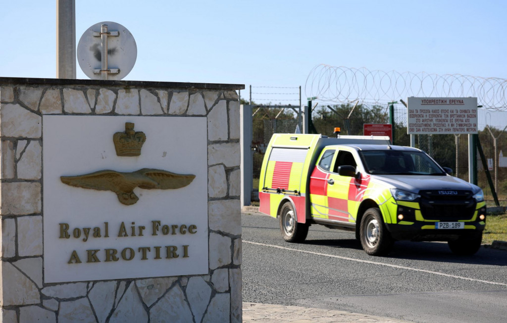Auto vych&aacute;dza z vchodu na z&aacute;kladňu RAF Akrotiri. FOTO: REUTERS