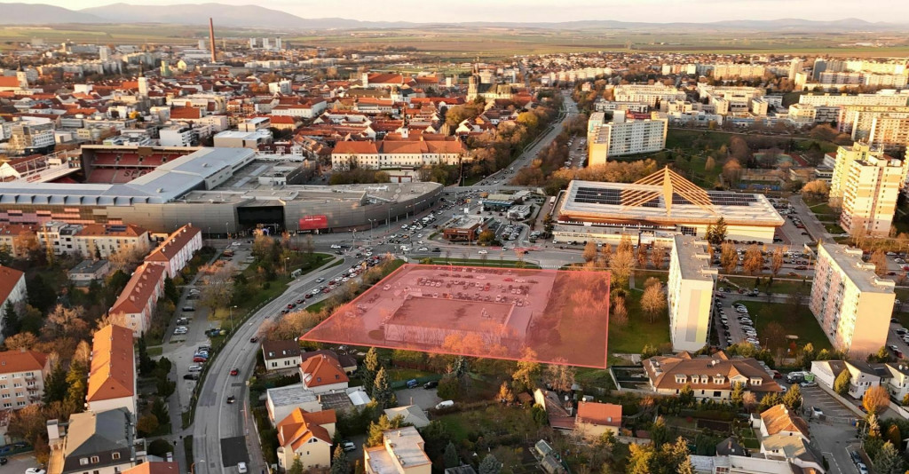 Vežiak m&aacute; vyr&aacute;sť na tomto pozemku. FOTO: UNITED Real Estate