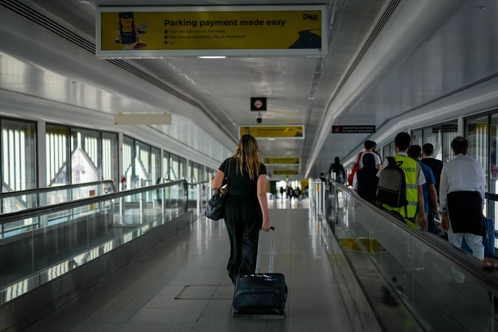 Pasažierka kr&aacute;ča na medzin&aacute;rodnom letisku v Dubaji 5. marca 2026 po tom, ako letisko limitovalo vypravenie letov v r&aacute;mci operat&iacute;vnych obmedzen&iacute; pre pokračuj&uacute;ce odvetn&eacute; &uacute;toky Ir&aacute;nu. TASR/AP


