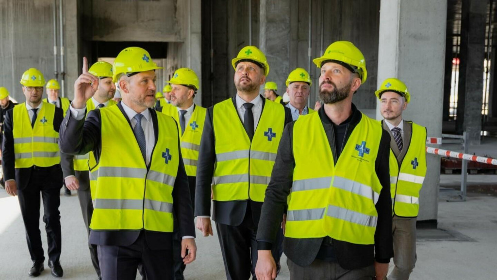 Prezident Peter Pellegrini a minister Kamil &Scaron;a&scaron;ko počas kontroln&eacute;ho dňa v novej Univerzitnej nemocnici sv. Martina. FOTO: Facebook &ndash; Kamil &Scaron;a&scaron;ko
