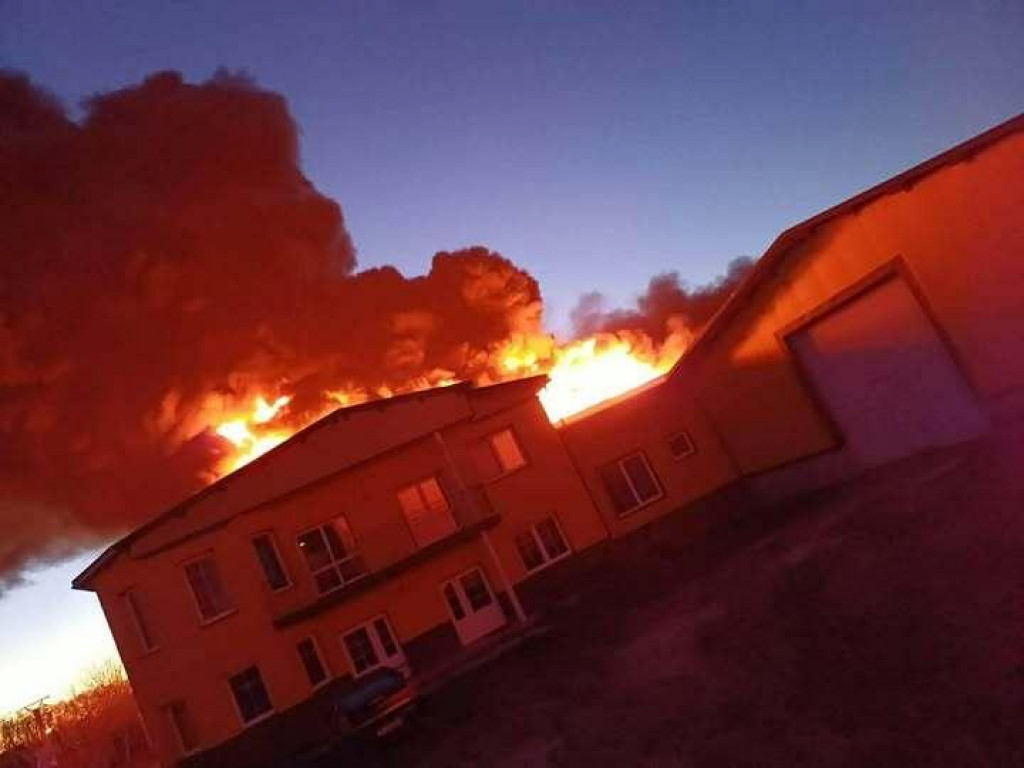 Požiar konzerv&aacute;rne v Moravskom Sv&auml;tom J&aacute;ne. FOTO: FB/Hasičsk&yacute; a z&aacute;chrann&yacute; zbor