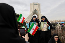 Ir&aacute;nske ženy p&oacute;zuj&uacute; na fotografii počas 47. v&yacute;ročia islamskej revol&uacute;cie v Teher&aacute;ne v Ir&aacute;ne 11. febru&aacute;ra 2026. FOTO: REUTERS