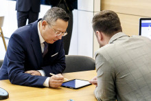 Na sn&iacute;mke vľavo minister financi&iacute; Ladislav Kamenick&yacute;. FOTO: TASR/D. Veselsk&yacute;