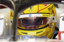 Lewis Hamilton v Melbourne počas piatka. FOTO: Reuters