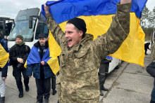 Na tejto fotografii z let&aacute;ku zverejnenej 6. marca 2026 reaguje ukrajinsk&yacute; vojnov&yacute; zajatec po v&yacute;mene na nezn&aacute;mom mieste na Ukrajine. FOTO: REUTERS/Kancel&aacute;ria prezidenta Zelensk&eacute;ho