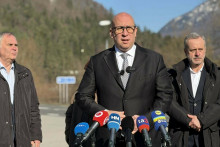 Minister dopravy Jozef R&aacute;ž informuje o &uacute;seku D1 Turany &ndash; Hubov&aacute;. FOTO: HN/&Aacute;kos Cs&eacute;plő