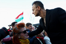 Maďarsk&yacute; minister zahraničn&yacute;ch vec&iacute; P&eacute;ter Szijj&aacute;rt&oacute; v&iacute;ta ľud&iacute; počas protestu proti tomu, čo organiz&aacute;tori naz&yacute;vaj&uacute; &bdquo;ukrajinsk&yacute;m vydieran&iacute;m&ldquo; v Budape&scaron;ti v Maďarsku. FOTO: Reuters
