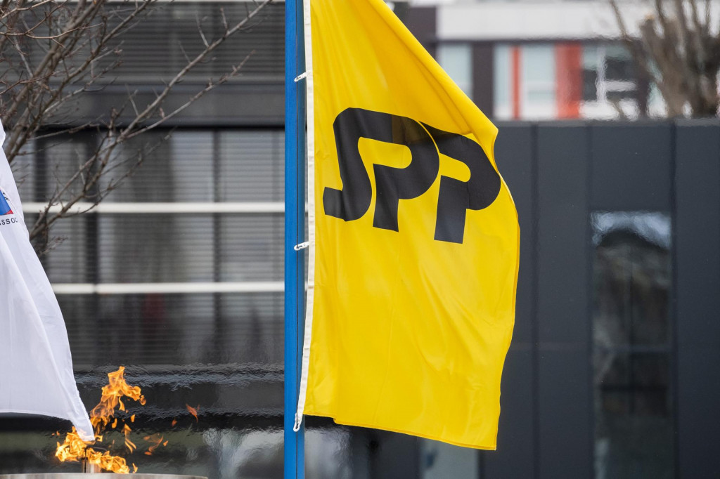 Na sn&iacute;mke vlajka Slovensk&eacute;ho plyn&aacute;rensk&eacute;ho priemyslu (SPP). FOTO: TASR/Jaroslav Nov&aacute;k