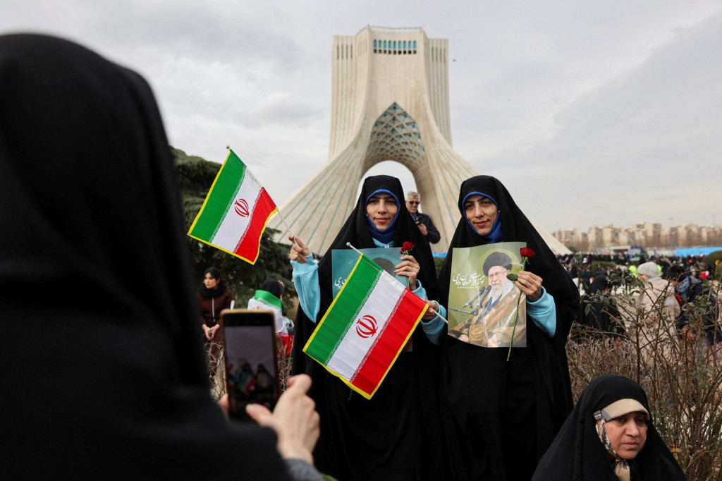 Ir&aacute;nske ženy p&oacute;zuj&uacute; na fotografii počas 47. v&yacute;ročia islamskej revol&uacute;cie v Teher&aacute;ne v Ir&aacute;ne 11. febru&aacute;ra 2026. FOTO: REUTERS