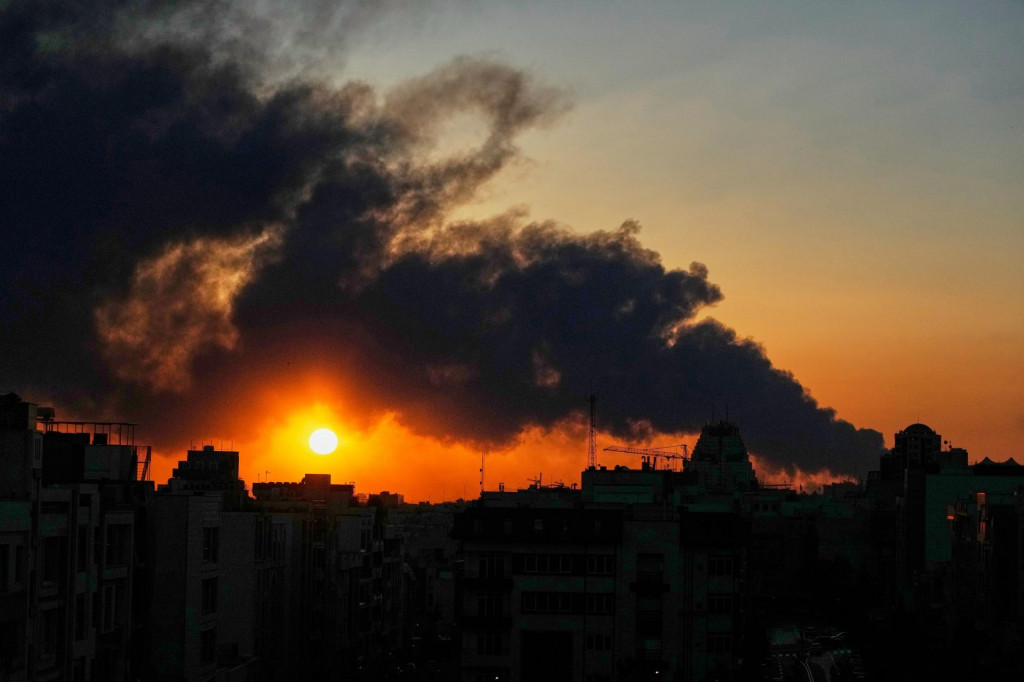 Dym st&uacute;pa po leteckom &uacute;toku izraelskej a americkej arm&aacute;dy v ir&aacute;nskej metropole Teher&aacute;n. FOTO: TASR/AP