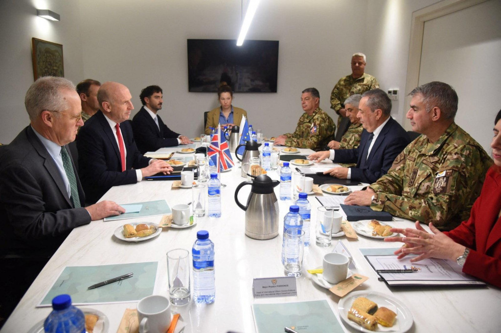 Britsk&yacute; &scaron;t&aacute;tny tajomn&iacute;k obrany John Healey sa stretol s cypersk&yacute;m ministrom obrany Vasilisom Palmasom počas stretnutia na ministerstve obrany uprostred americko-izraelsk&eacute;ho konfliktu s Ir&aacute;nom v Nik&oacute;zii na Cypre 5. marca 2026. FOTO: REUTERS