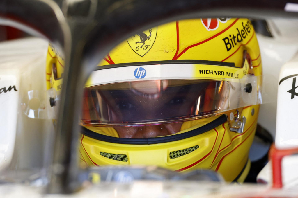Lewis Hamilton v Melbourne počas piatka. FOTO: Reuters
