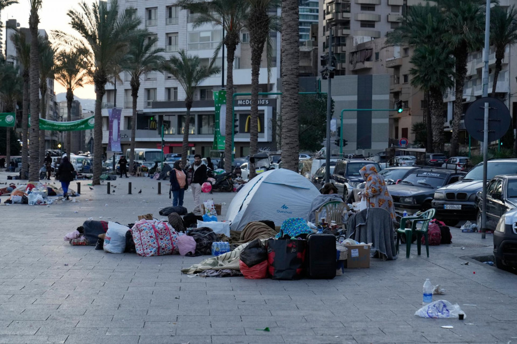 Vys&iacute;dlenci, ktor&iacute; utekaj&uacute; pred leteck&yacute;mi &uacute;tokmi izraelskej arm&aacute;dy z južn&eacute;ho predmestia libanonskej metropoly, spia na promen&aacute;de v Bejr&uacute;te v piatok 6. marca 2026. FOTO: TASR/AP
