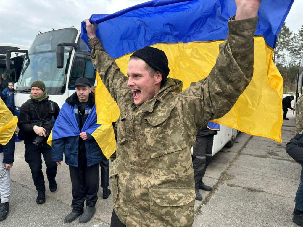Na tejto fotografii z let&aacute;ku zverejnenej 6. marca 2026 reaguje ukrajinsk&yacute; vojnov&yacute; zajatec po v&yacute;mene na nezn&aacute;mom mieste na Ukrajine. FOTO: REUTERS/Kancel&aacute;ria prezidenta Zelensk&eacute;ho