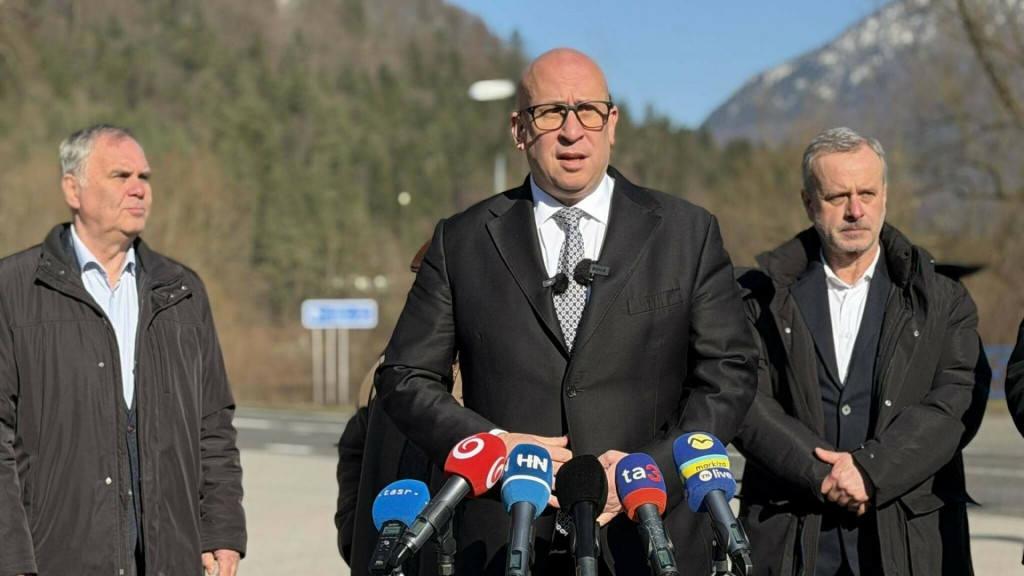 Minister dopravy Jozef R&aacute;ž informuje o &uacute;seku D1 Turany &ndash; Hubov&aacute;. FOTO: HN/&Aacute;kos Cs&eacute;plő