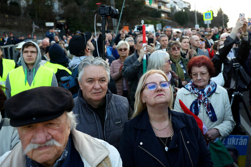 Ľudia sa v Budape&scaron;ti z&uacute;častňuj&uacute; protestu proti tomu, čo organiz&aacute;tori naz&yacute;vaj&uacute; &bdquo;ukrajinsk&yacute;m vydieran&iacute;m&ldquo;. FOTO: Reuters