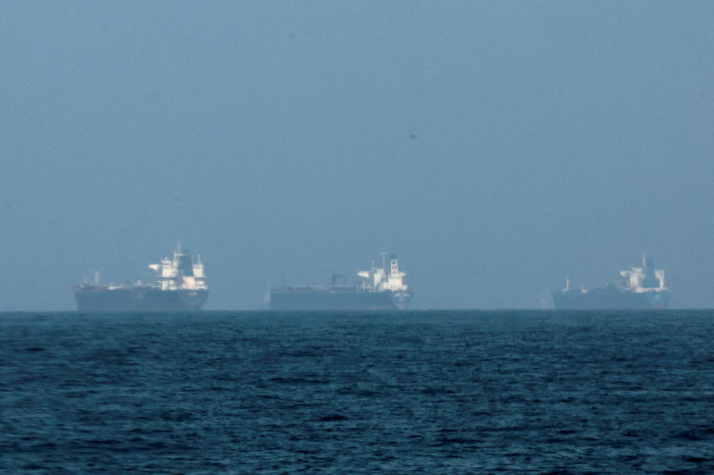 Tankery pri pobrež&iacute; Fudžajry. FOTO: Reuters
